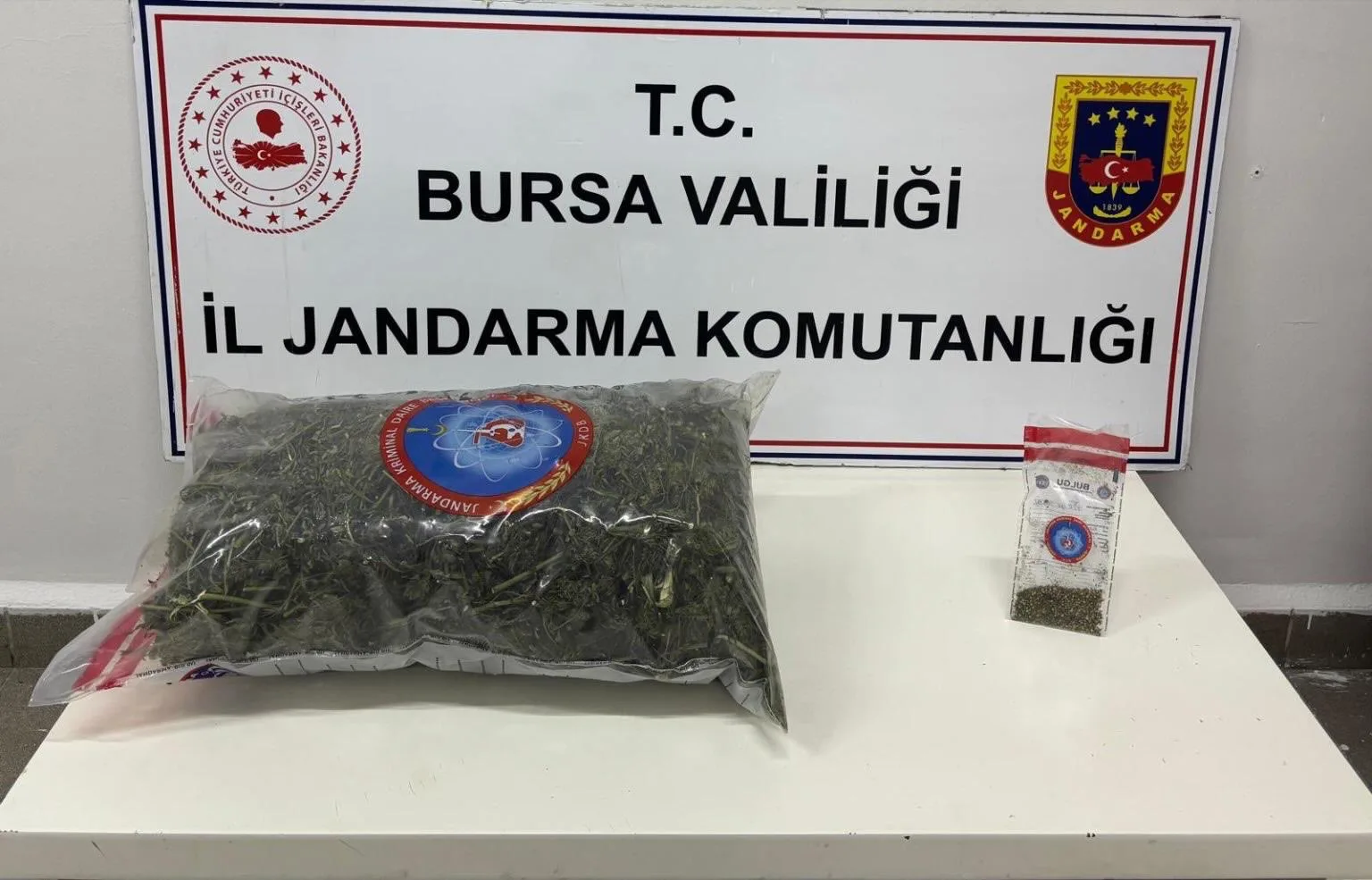 Samanlık içine saklanmış uyuşturucu ele geçirildi