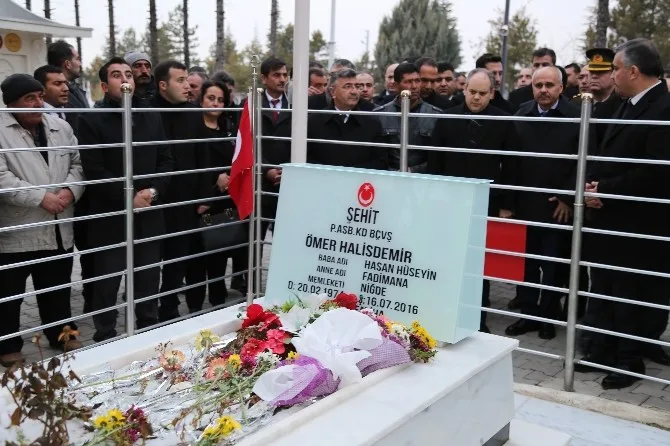 Gençlik Ve Spor Bakanı Kılıç, Ömer Halisdemirin Mezarını Ziyaret Etti