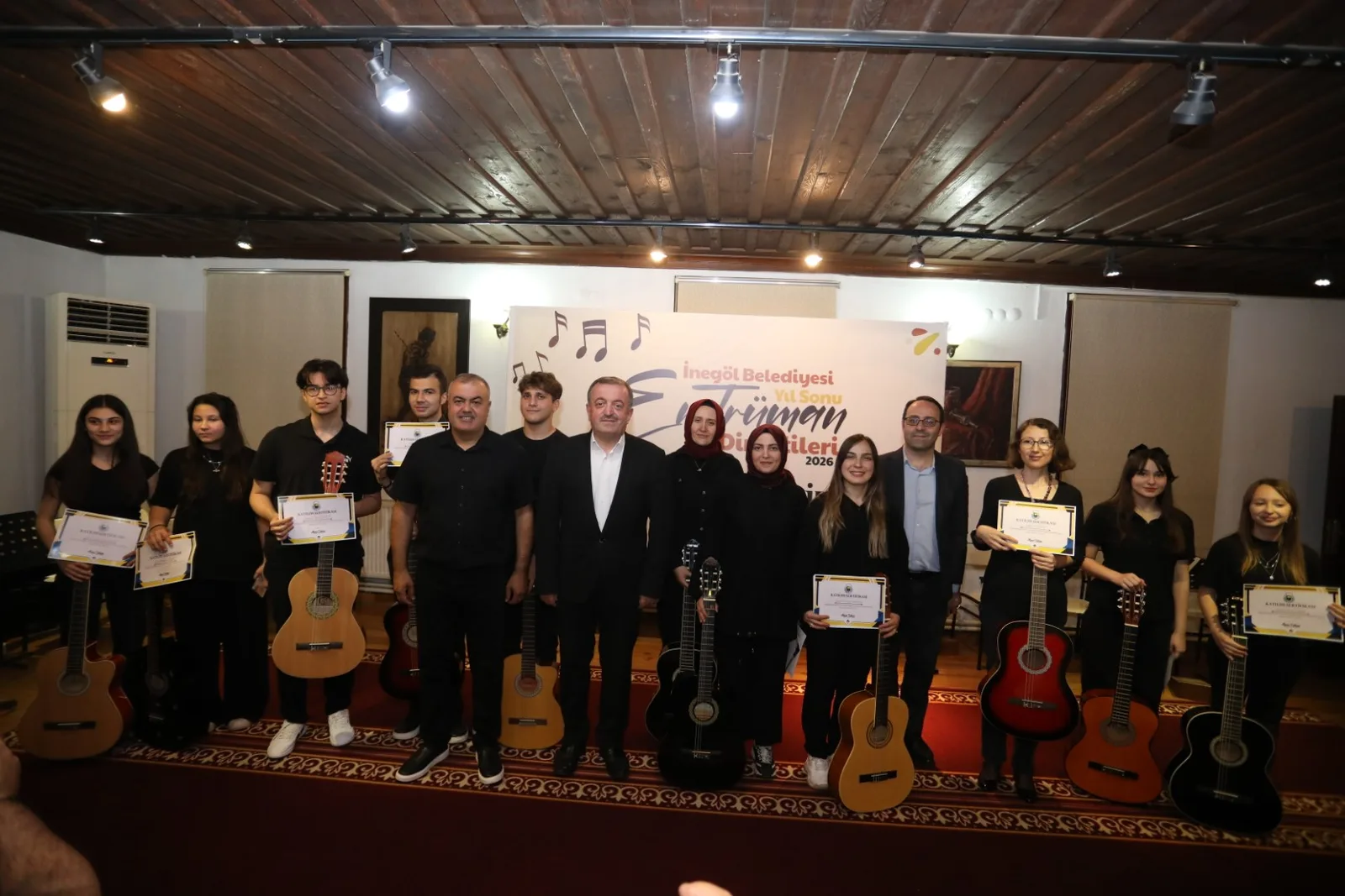 Gitar kursu kursiyerleri sertifikalarını aldı