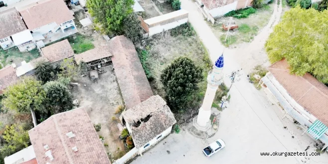 Hasanpaşa Mahallesi'ndeki camisiz minare dikkat çekmeye devam ediyor