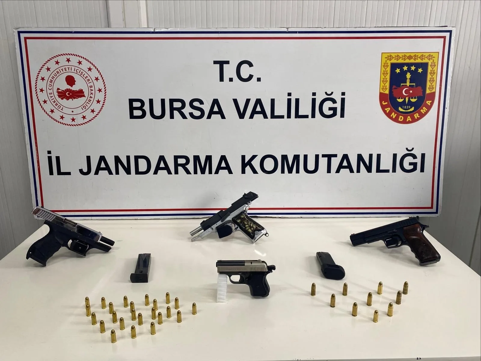 İnegöl’de silah operasyonu; çok sayıda tabanca ve mühimmat ele geçirildi