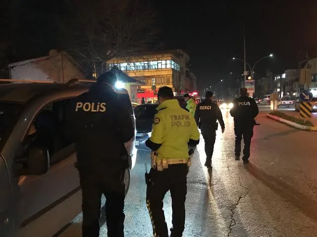 Eski Nişanlısının Bıçaklı Saldırısından Kaçan Kadın Balkondan Atlayarak Yaralandı