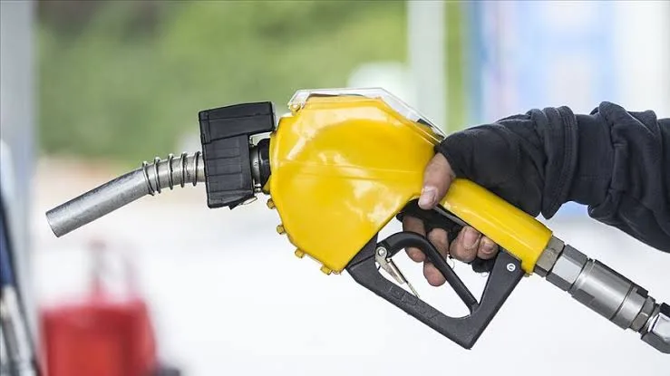 Akaryakıt fiyatlarında değişiklik! Benzine indirim geldi