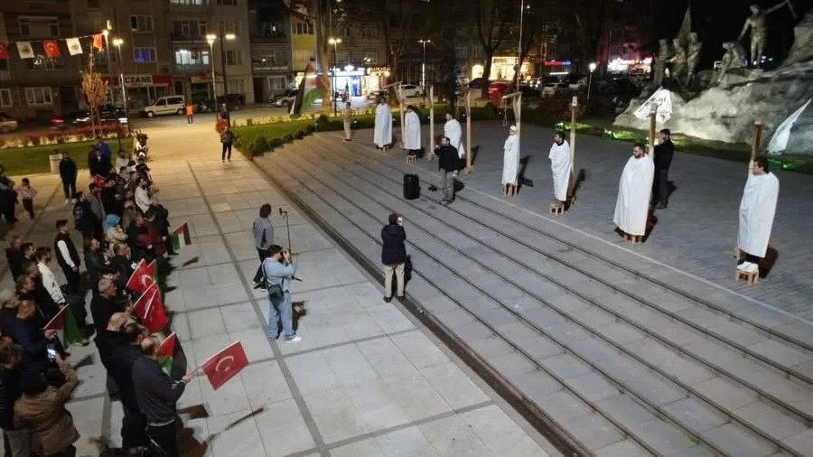 İnegöl’de idam kararına tepki: Sembolik sehpalar kuruldu