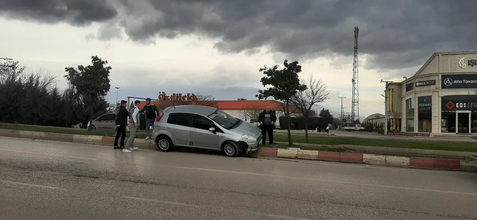 Kontrolden çıkan otomobil orta refüje çıktı