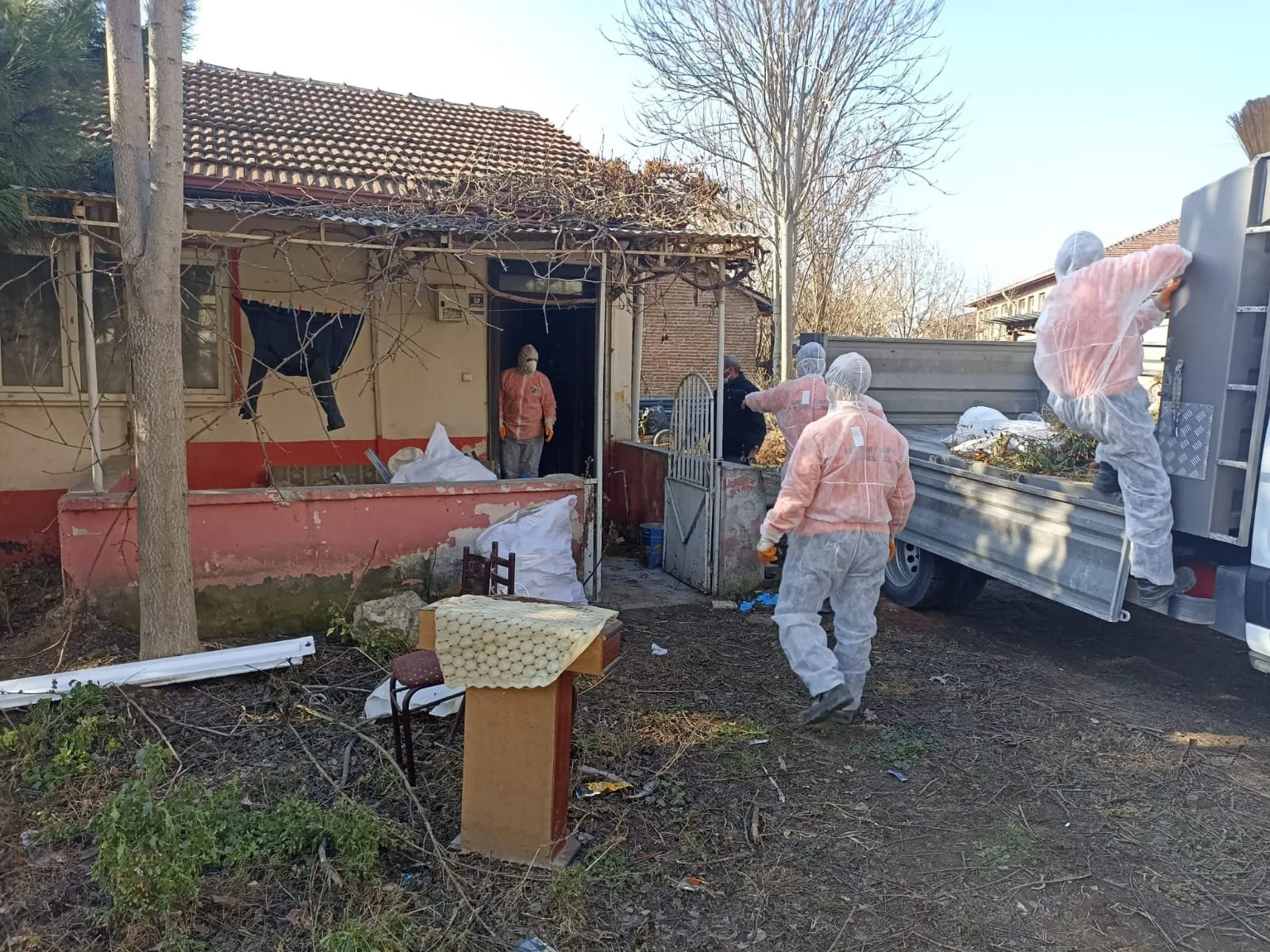 Hastaneye kaldırılan verem hastasının evi Belediye ekipleri tarafından temizlendi