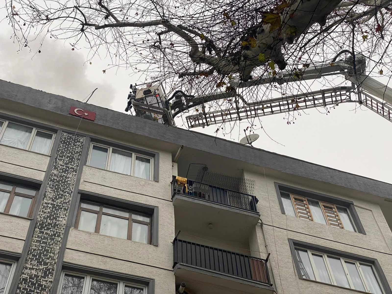 5 Katlı binanın çatı katında yangın