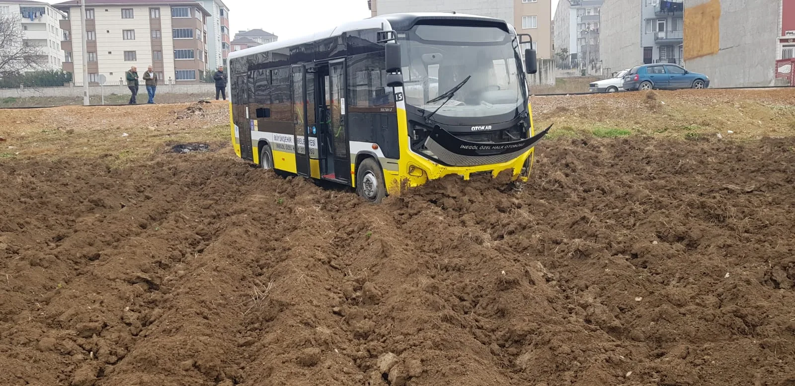 Frenleri tutmayan halk otobüsü tarlaya uçtu