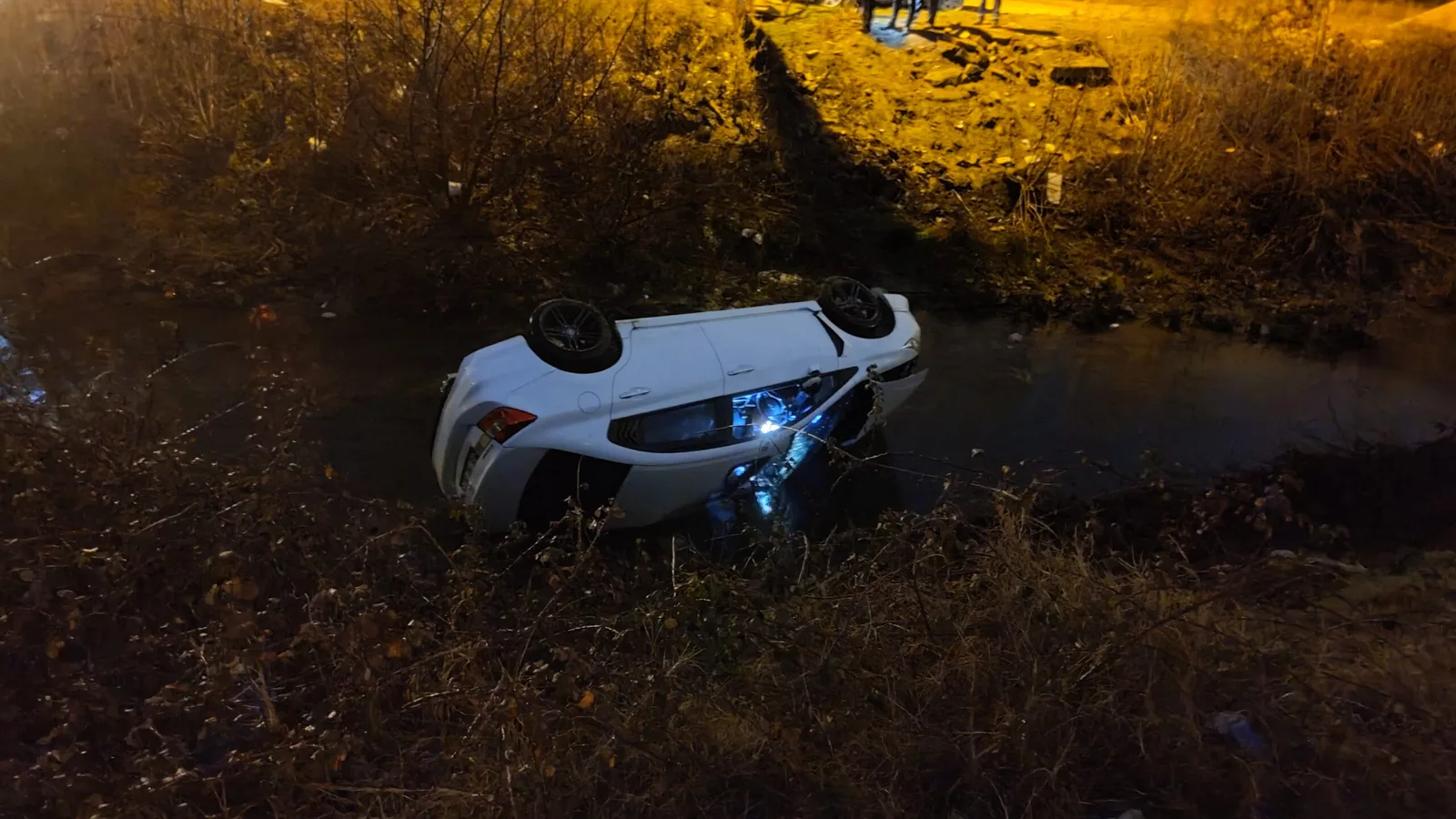 İnegöl'de dereye uçan otomobilin sürücüsü yaralandı