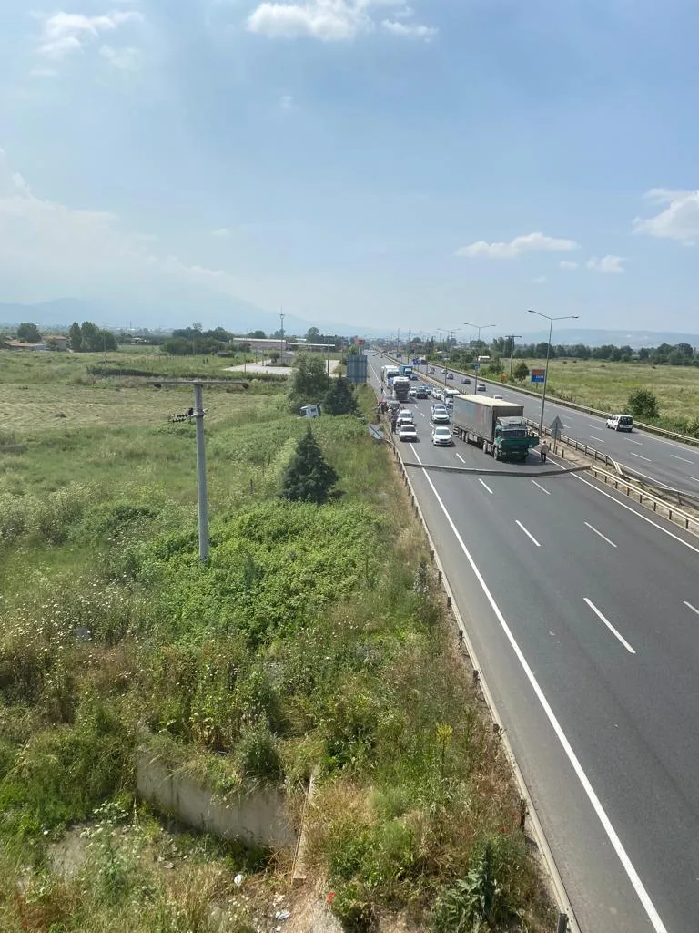 İnegöl'de dehşete düşüren kaza; tır karşı şeride geçti