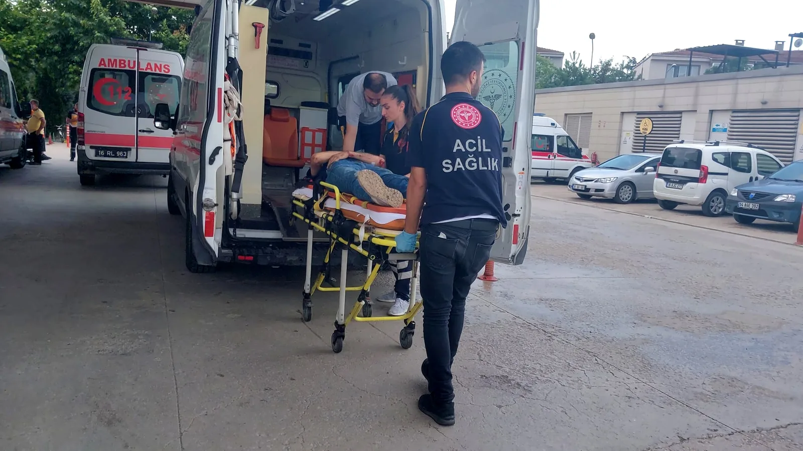 Kalçasına odun saplandı