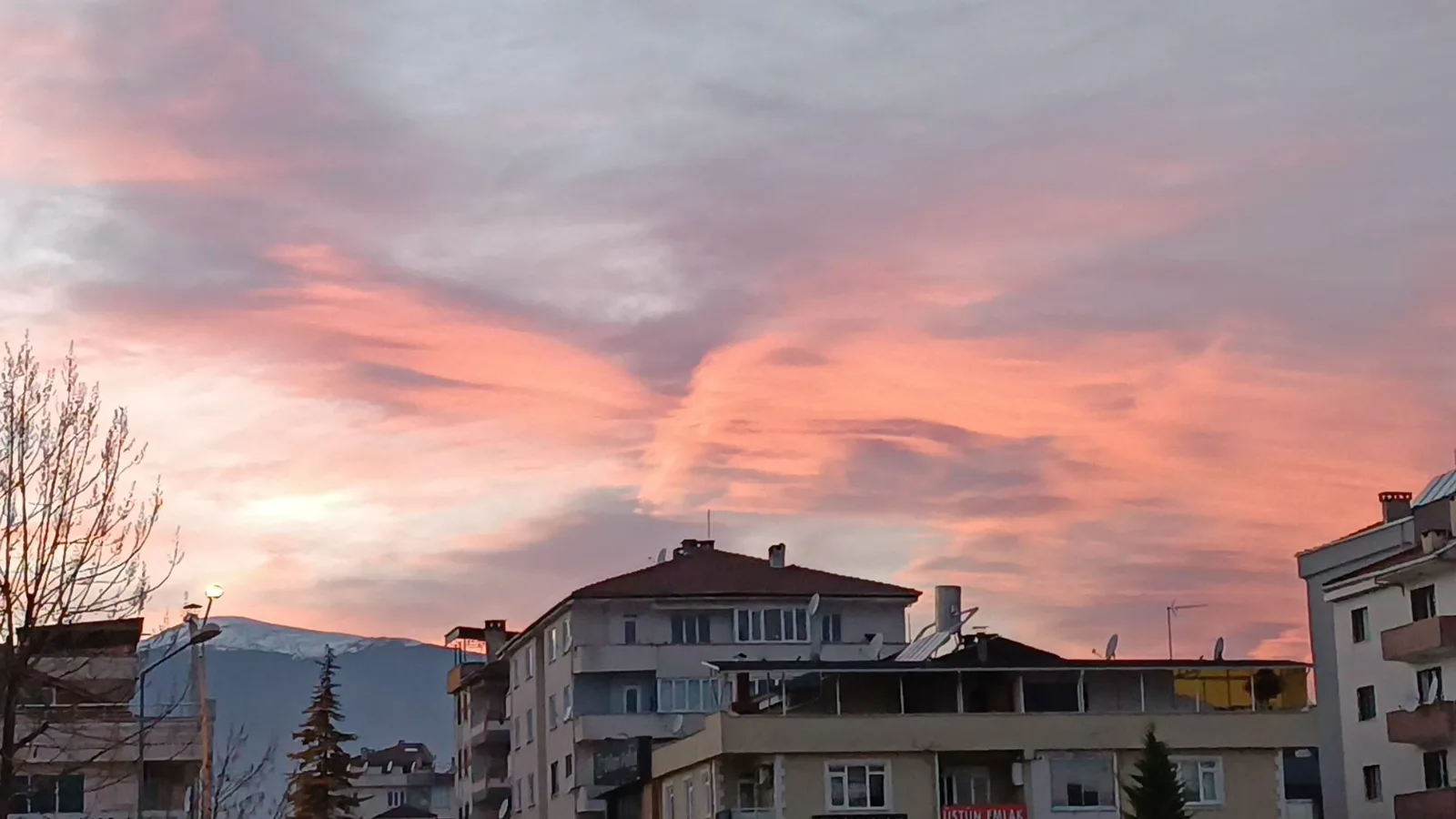 İnegöl'de gün batımının bulutlara yansıması kamerada