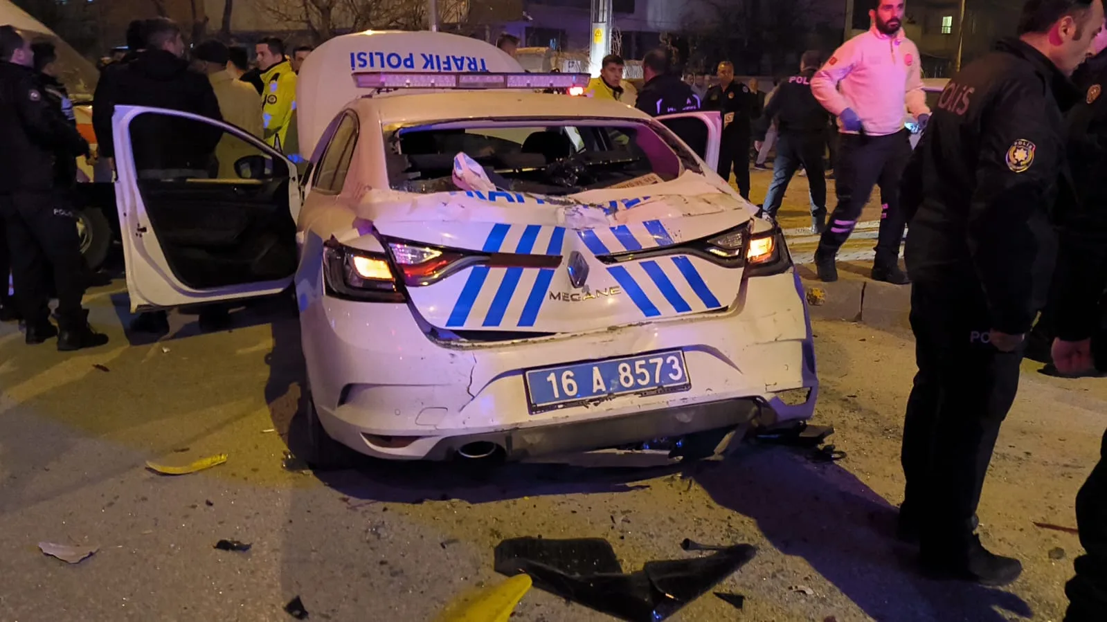 İnegöl'de feci kaza 2'si polis 4 yaralı