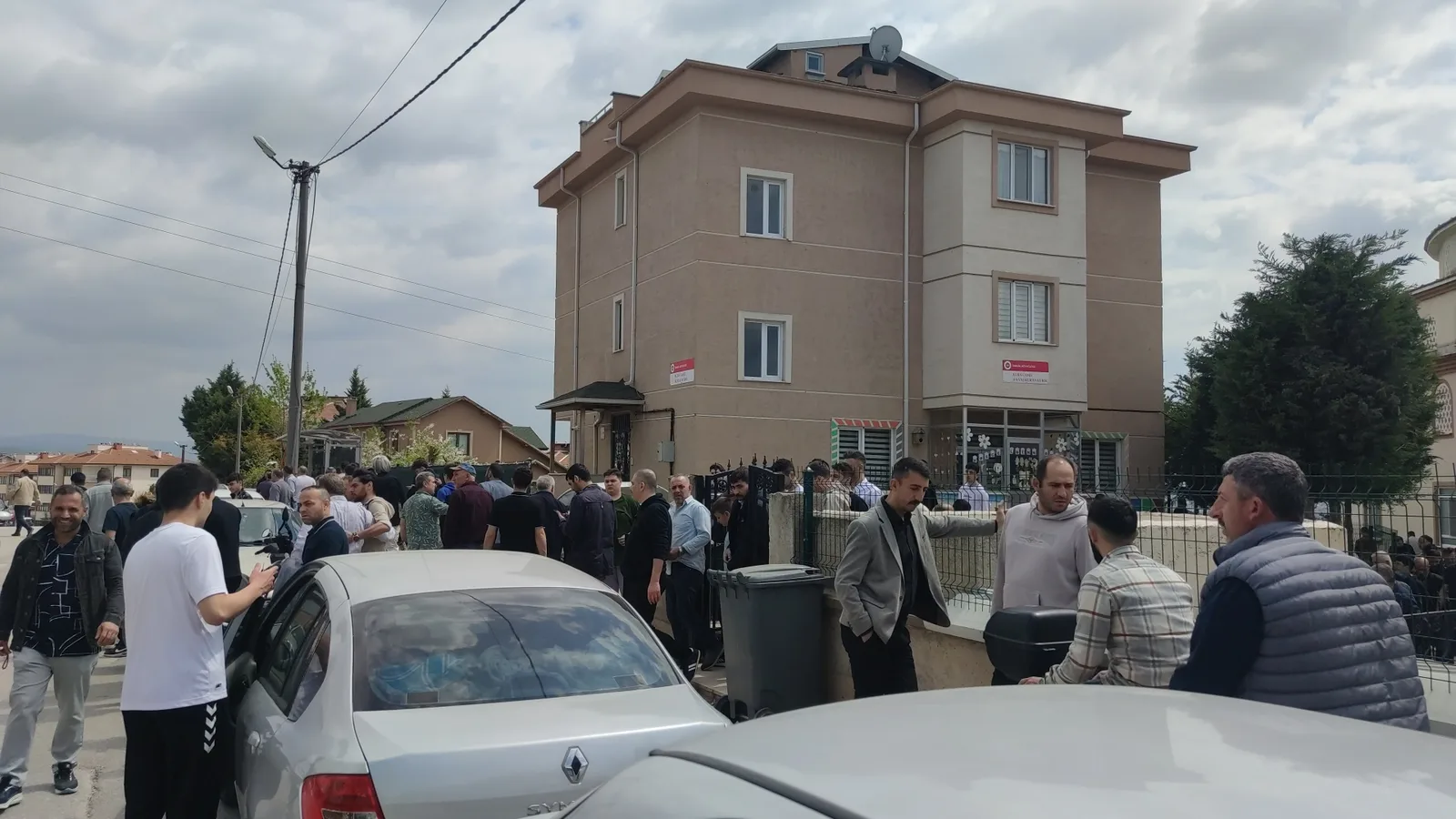 Cuma namazına gelen vatandaşlar yer bulmakta zorluk çekti