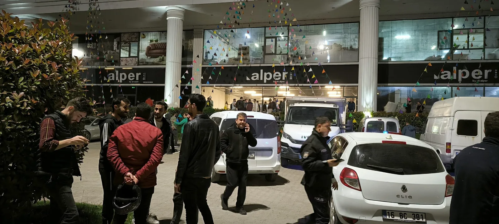 İnegöl'de iflas ettiği iddia edilen mobilya mağazası yağmalandı
