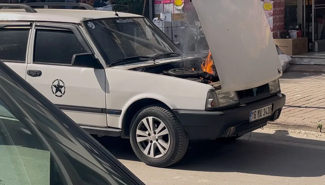 Seyir halindeki otomobil alev aldı