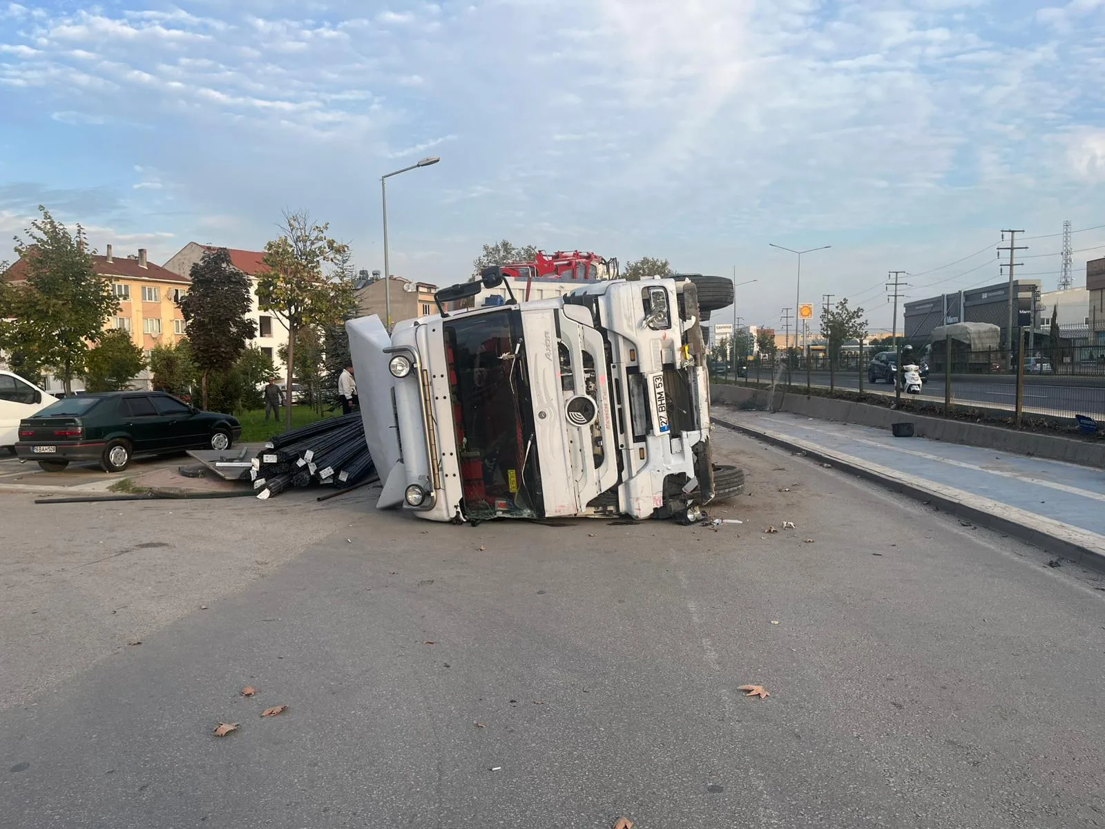 İnegöl'de tır yan yattı, sürücü yaralandı