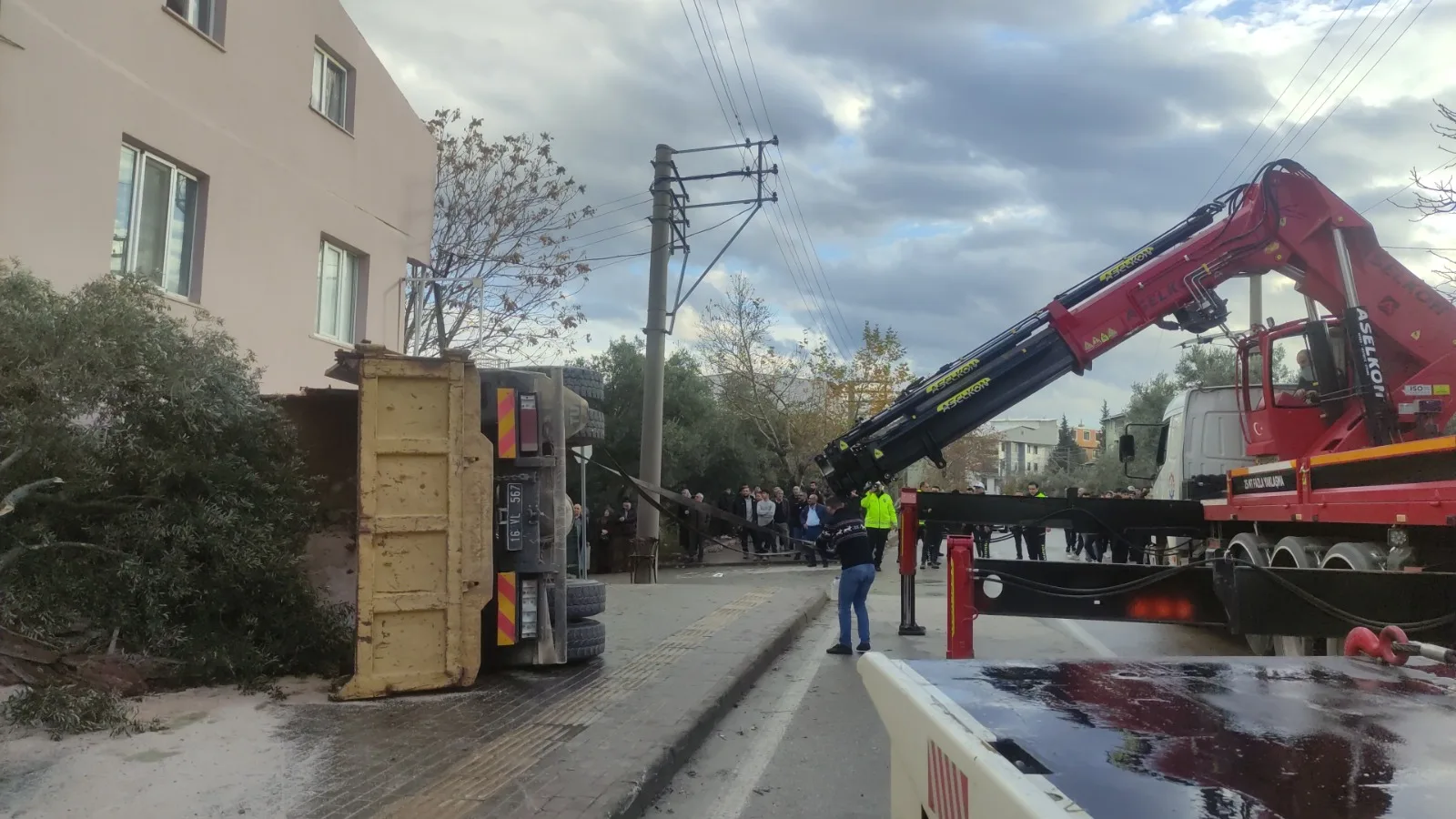 Kamyon dehşeti 2 yaralı