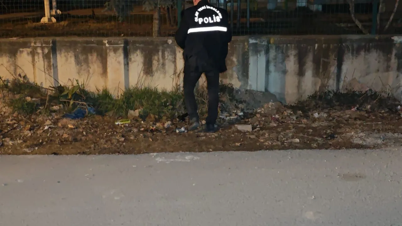 Silahını bırakıp kaçtı