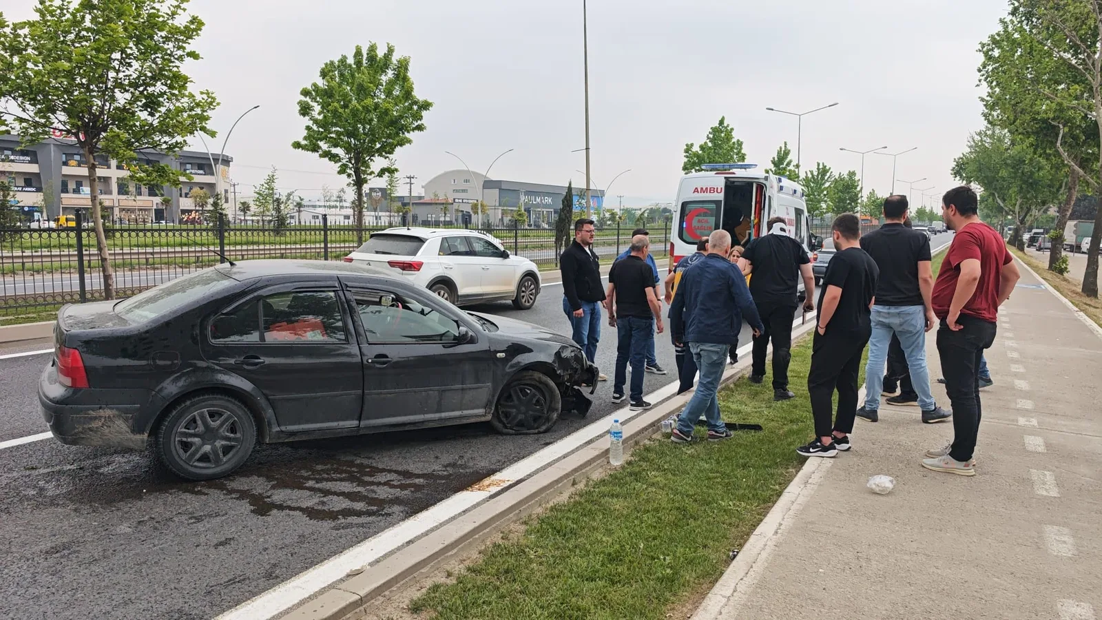 İnegöl'de kaldırıma çıkan araç tekrar yola düştü