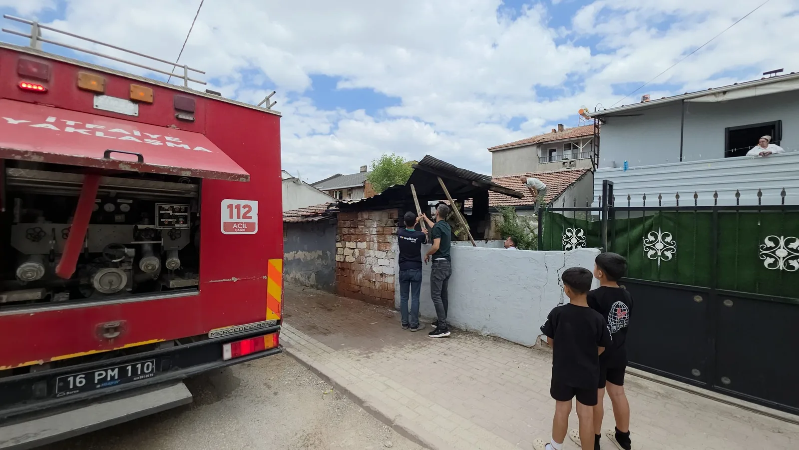 Huzur Mahallesi'nde İtfaiye ekipleri akın etti