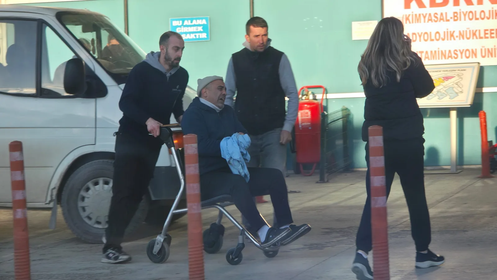 Elini makineye kaptırdı