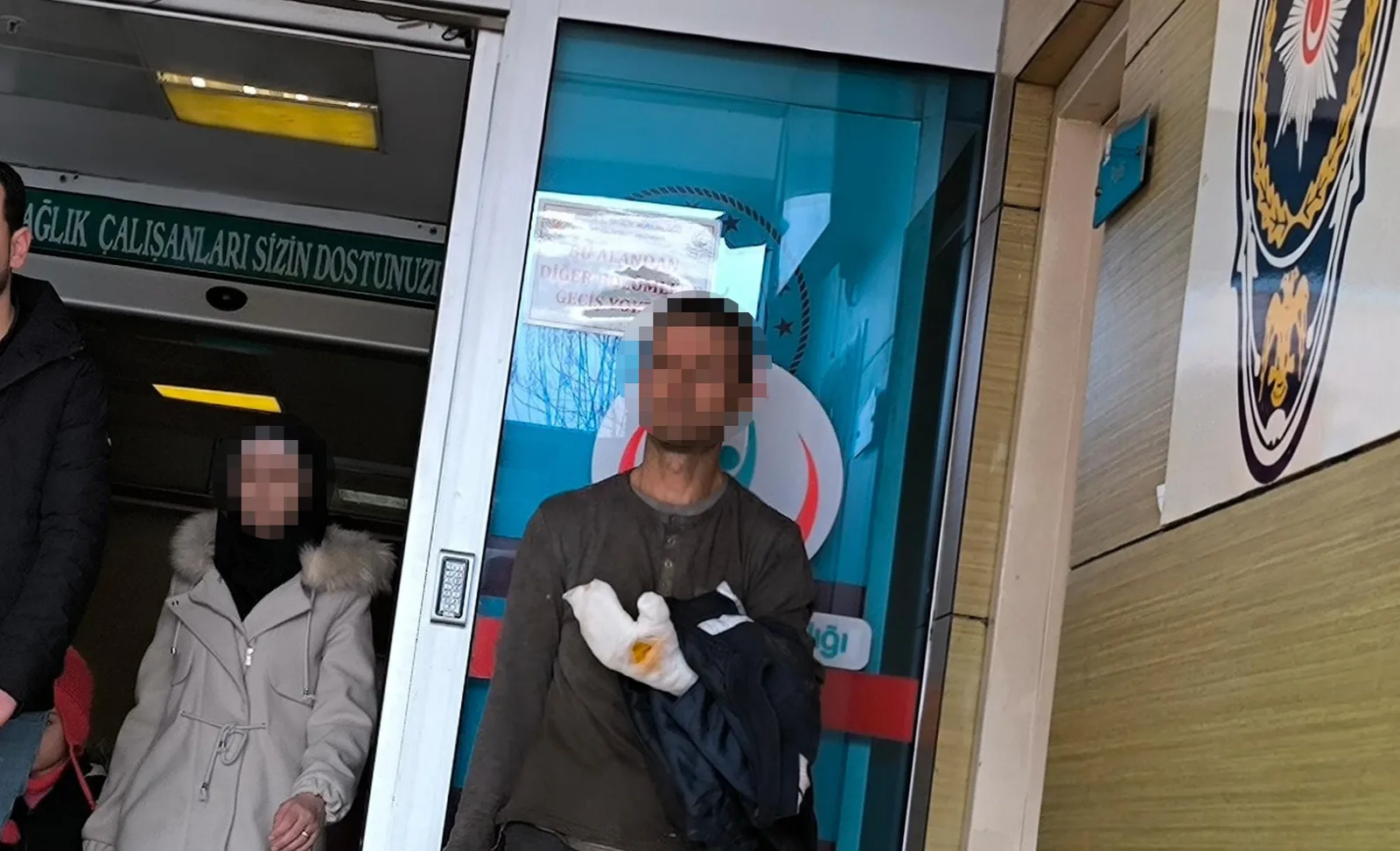 Dalgınlık ile elini buhar makinesine soktu