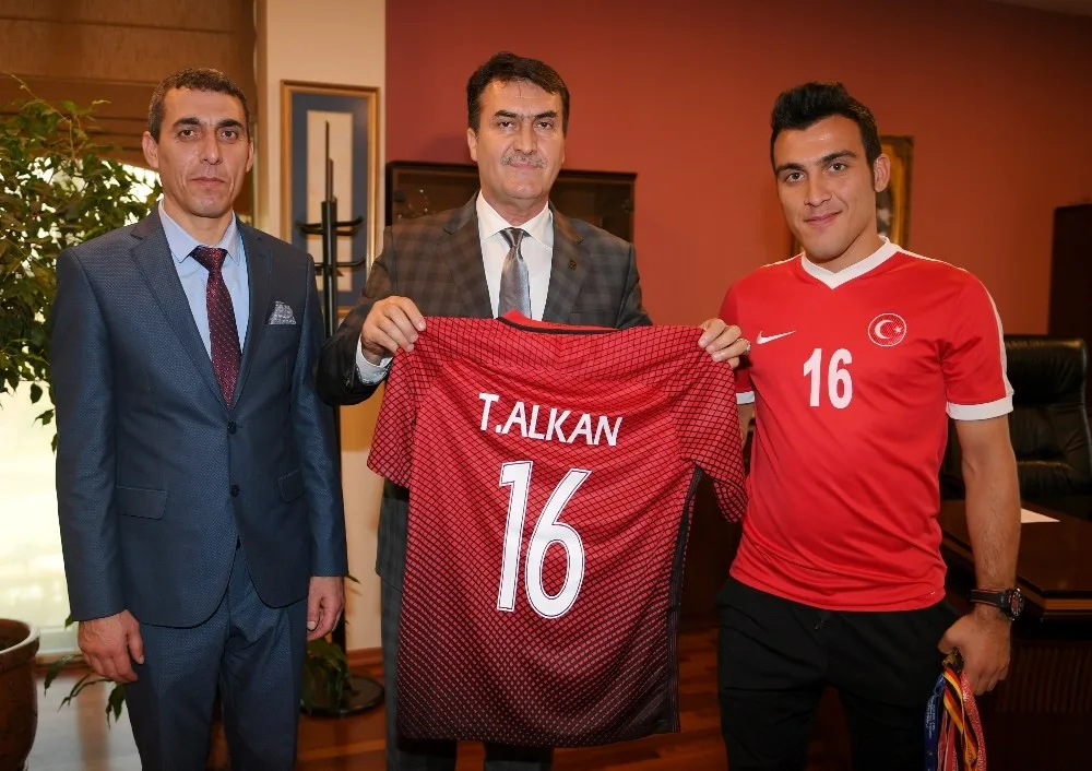 İşitme Engelli Milli Futbolcudan Dündara Ziyaret