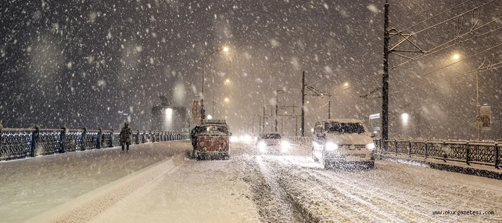 İstanbul'da yoğun kar yağışı etkili oluyor
