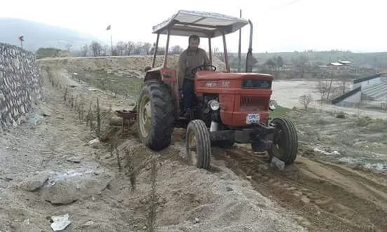 İtalyada Gördü, Köy Okuluna Uyguladı