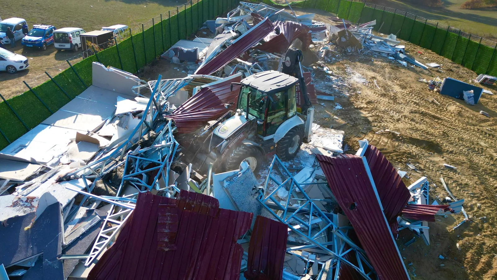 İnegöl’de kaçak yapılar bir bir yıkılıyor