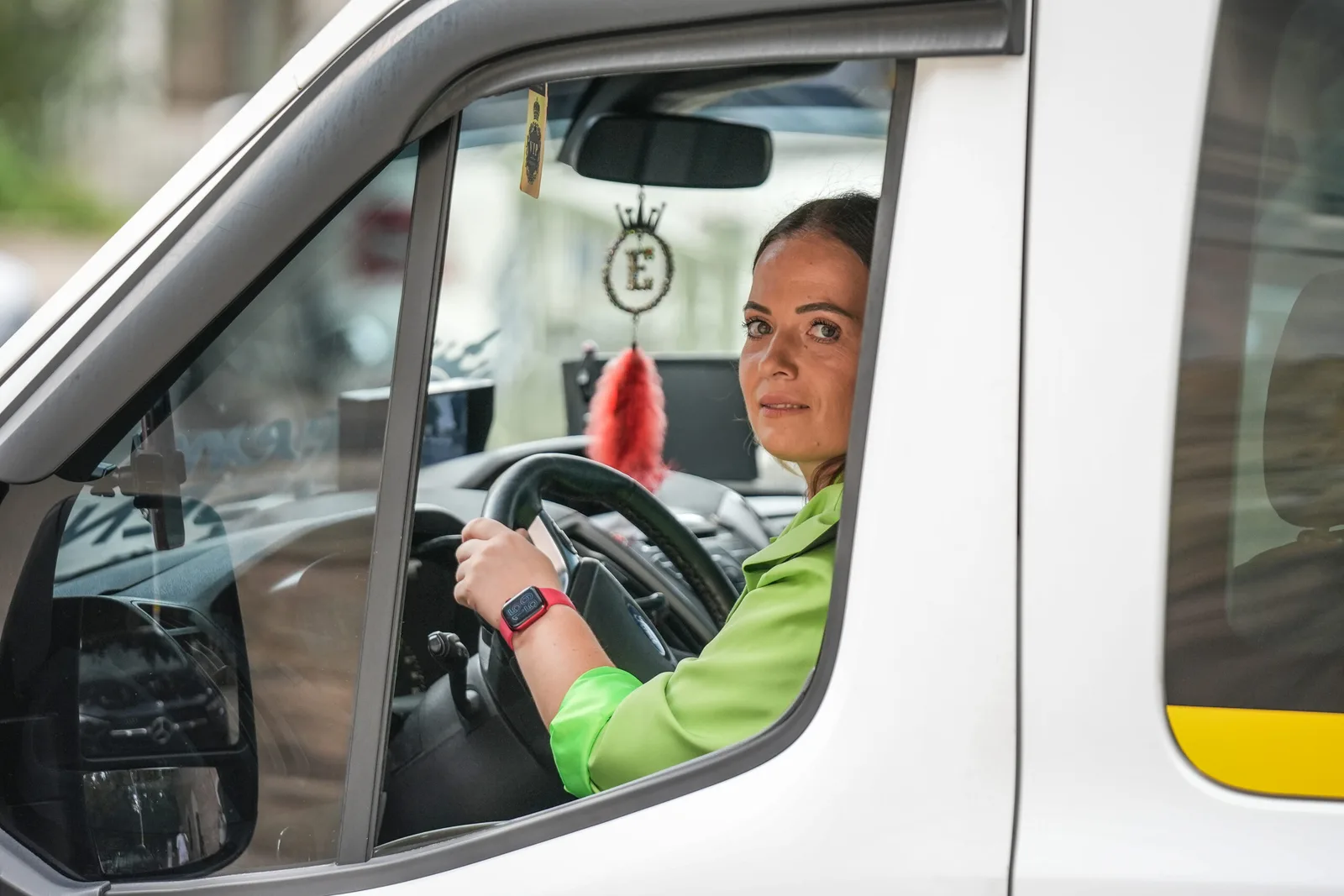 Bursalı kadın servis şoförü, 4 yıl önce vefat eden babasından yadigar servis minibüsü ile 4 yıldır babasının mesleğini sürdürüyor