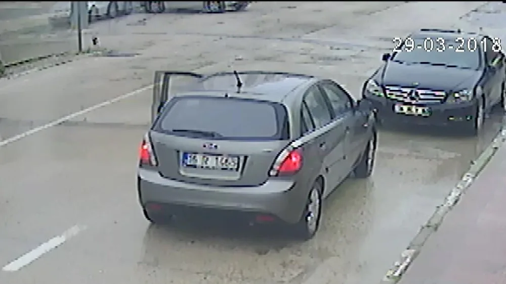 Kadın Sürücüye Çarpıp, Kopan Plakasını Alıp Kaçtı