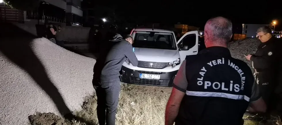 Kargo görevlisinin çalışır haldeki aracını çalıp kaçtılar