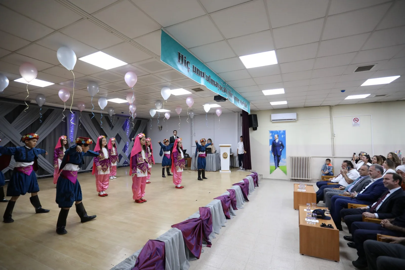 İnegöl’de 70 bin öğrenci  karne heyecanını yaşadı