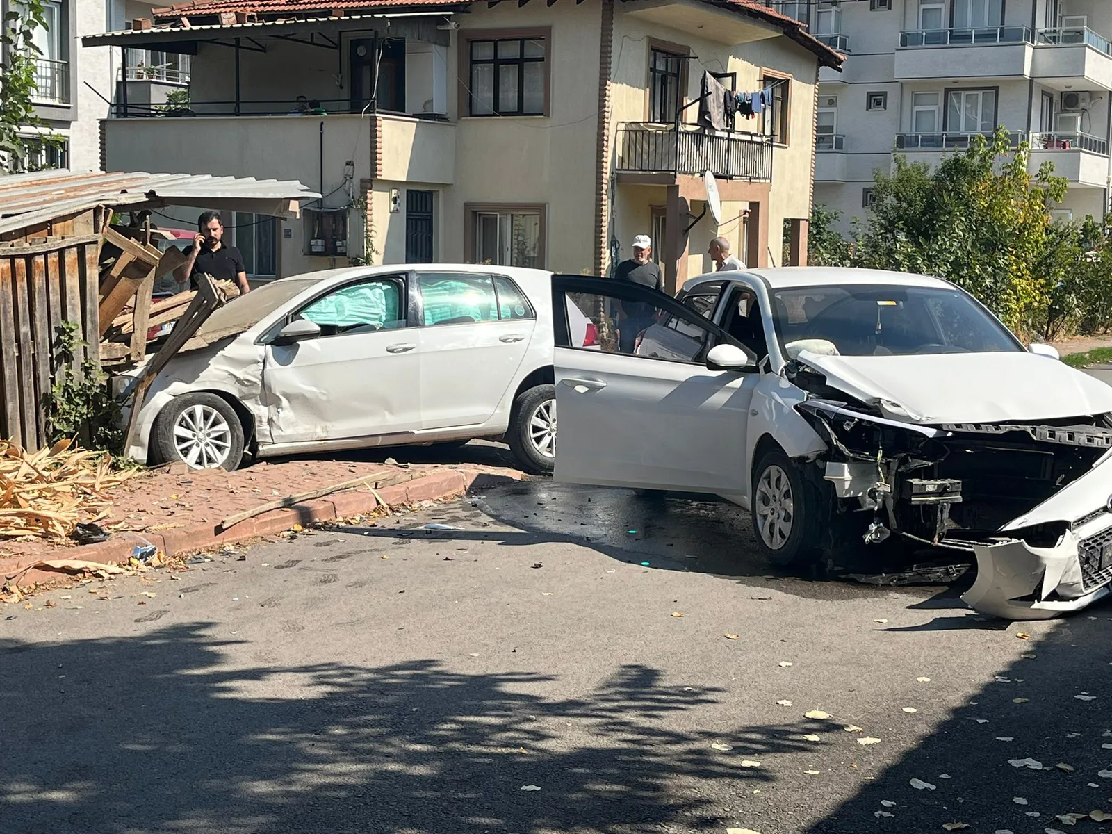 Araçlar kafa kafaya çarpıştı