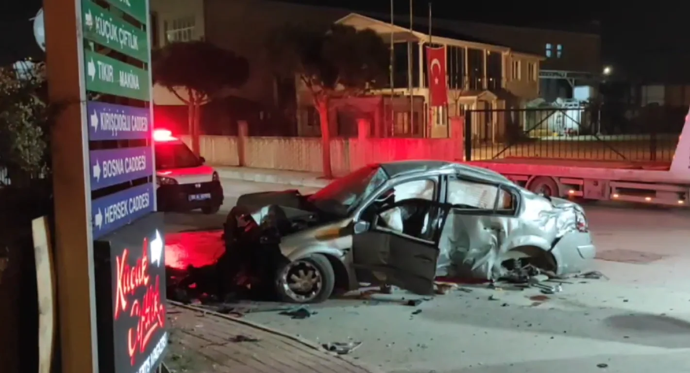 Fabrika duvarına çarpan otomobil sürücüsü ağır yaralandı