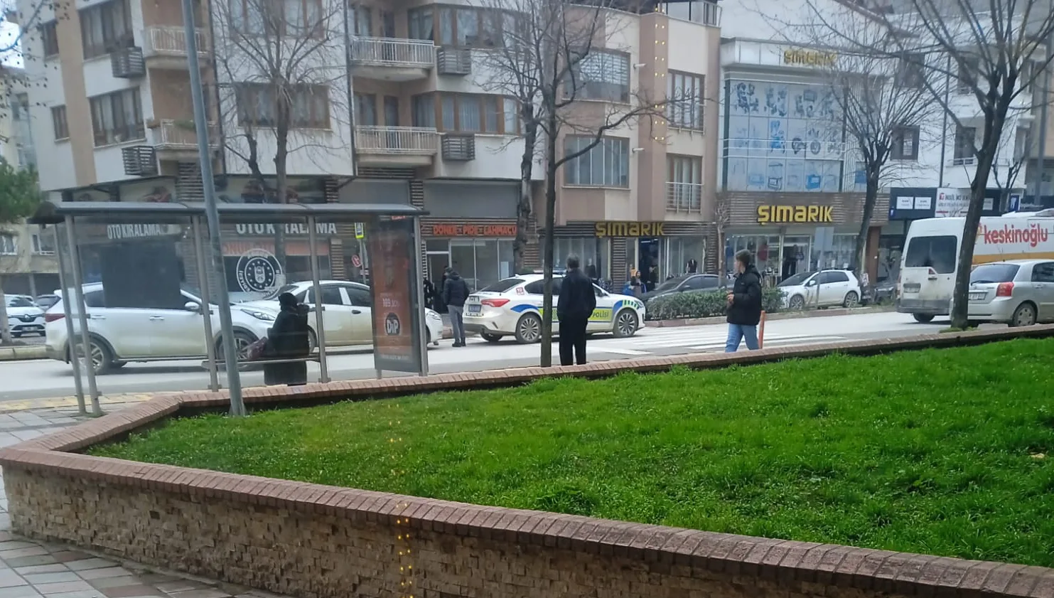 Yayaya yol veren polis aracına çarptı