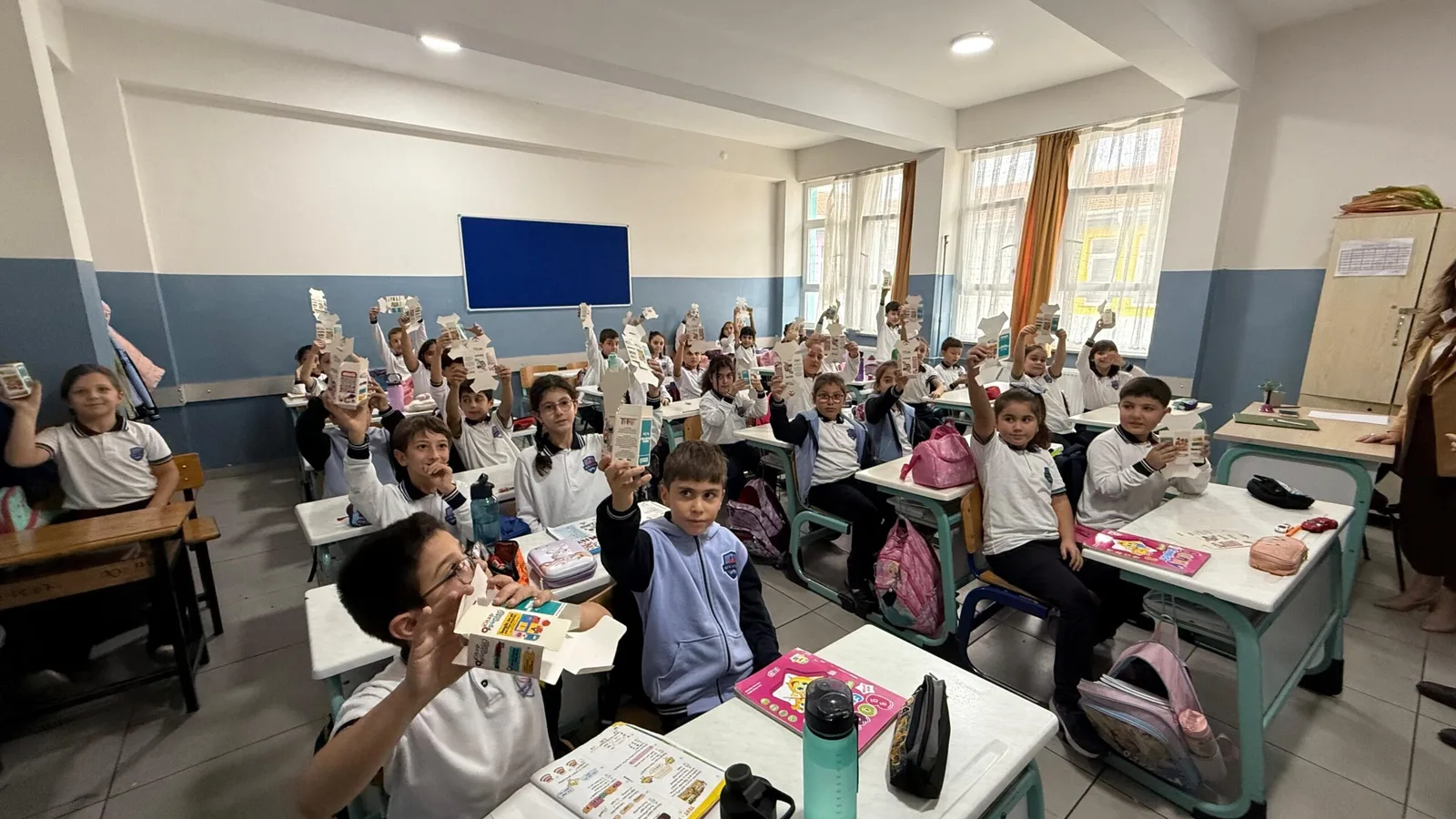 Kitap Fuarının habercisi kumbaralar öğrencilere dağıtıldı