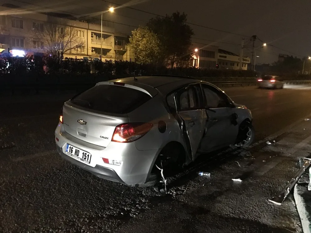 Kontrolden Çıkan Araç Bariyerlere Çarptı: 2 Yaralı