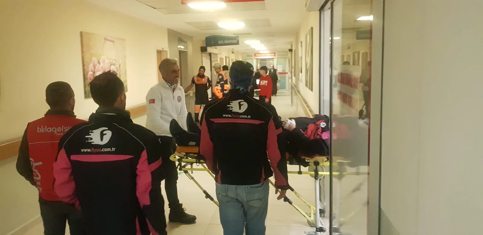 Motosikletten düşen kurye, ölümden döndü