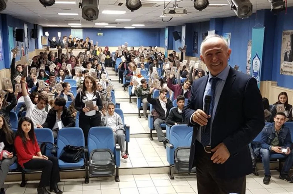 Liseliler Köklerine Tutunuyor