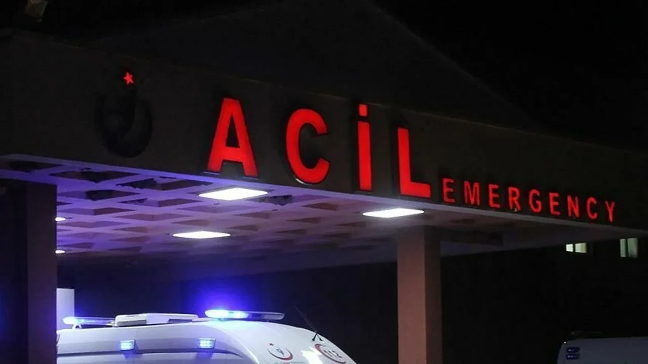 Kızını rahatsız eden gencin kulağını kesti