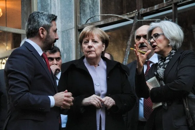 Merkel, Tbmmde Fetöcü Teröristlerin Bombaladığı Bölümleri Gezdi