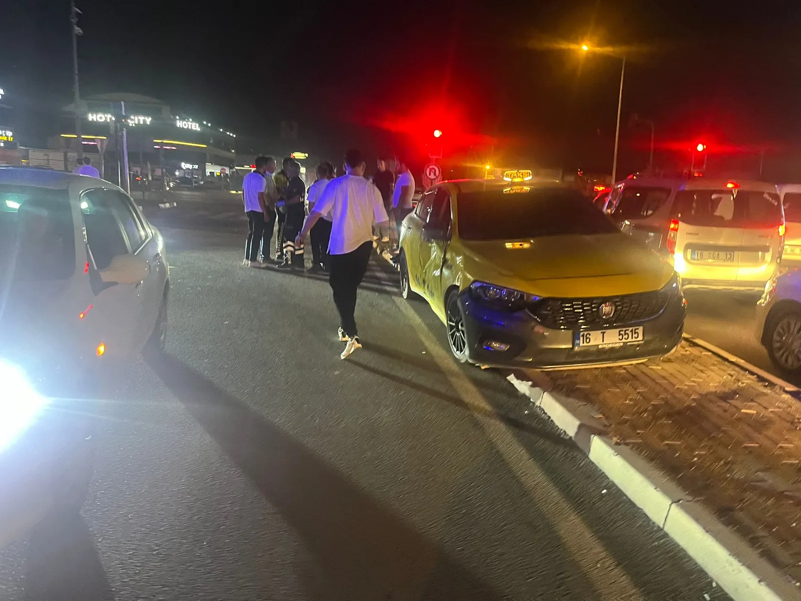 Motosiklet sürücüsünün kırmızı ışık ihlali hastanelik etti
