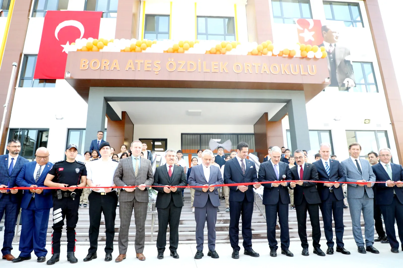 İnegöl’de hem yeni eğitim öğretim yılı hem yeni okul birlikte açıldı