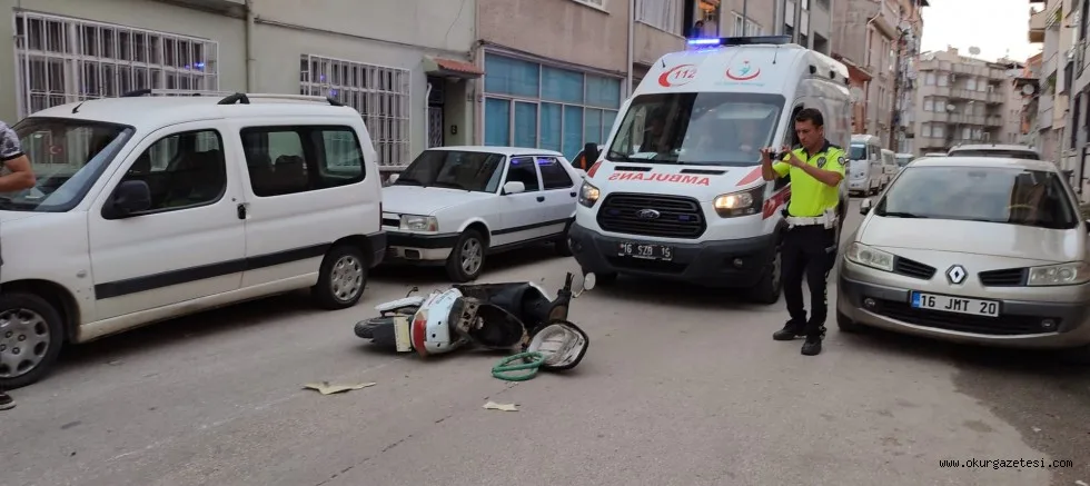 Otomobil ile çarpışan şarjlı motosikletteki 2 kişi yaralandı