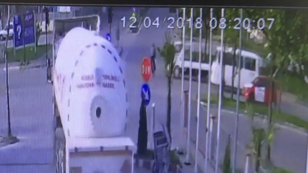 (Özel Haber) Kırmızı Işıkta Geçen Bisikletliye Kamyonet Çarptı, O Anlar Güvenlik Kamerasına Yansıdı
