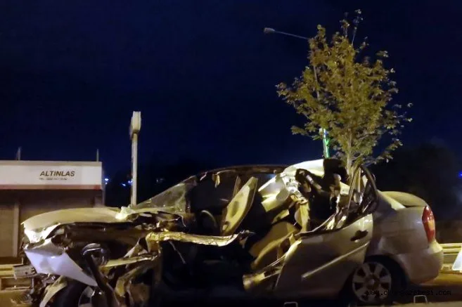 Park halindeki kamyonete çarpan otomobilin sürücüsü öldü