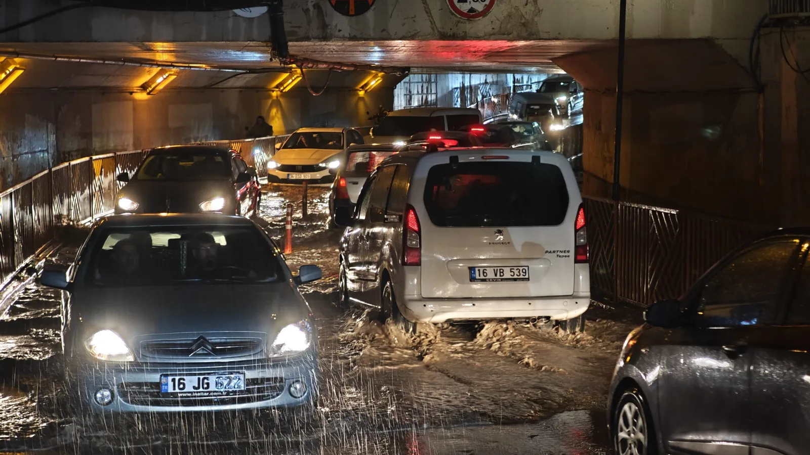 İnegöl’de yağışla birlikte bilindik görüntüler